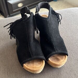 Minnetonka Black Fringe Wedge Sandals